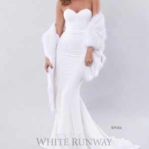 NWT and comes in original box faux fur white shawl